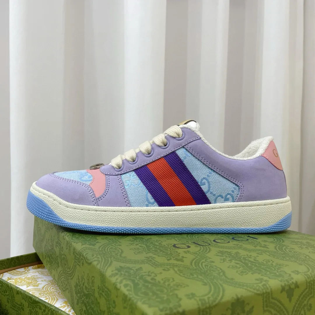 Ex-factory price: 540💰 GUCCI Gucci's newly upgraded back cover lining, top-notch old dirty shoes, classic casual sports shoes for couples, retro sneakers and old G family dirty shoes, updated at the counter simultaneously! ①The shoe upper has the same water-based edge coating process as the original version⚠️The ordinary oil edges on the market have a strong glue feel and are easy to fall off! Grade A first-layer nubuck leather (with pores)/matching computer embroidered double G cloth, high-density terry velvet lining. ② A PVC transparent small round mark sealing line is added to the details of the midsole. The mold is opened six times and the jewelry craftsmanship is used to customize the two-color double G buckle, striving to be the same as the original version. A pair of buttons is more than three times more expensive than ordinary buckles on the market. ③An old two-color washable label, the chip is placed on the outer waist of the right foot, the entire shoe is completely hollowed out with rubber technology, TUP material (rubber to distinguish the market) with the latest green packaging from the counter, 3D printed handbag, and a pair of shoelaces. There is no pressure when entering and exiting the counter. You can buy a 1:1 accurate replica of the original version and modify and upgrade it repeatedly. The details are perfectly restored, the materials are all customized, and they are truly top-notch. Please look at the details clearly to identify the quality. Upper: First-layer frosted cowhide/embroidered double G cloth. Lining: original high-density velvet lining. Foot pads: original pearlescent sheepskin. Outsole: private molded vacuum TPU material. Packaging: original top-grade full set packaging at the counter. Shoe size: women's size 35-40, men's size 39-44 (men's size 38, 45🉑️customized, non-returnable)